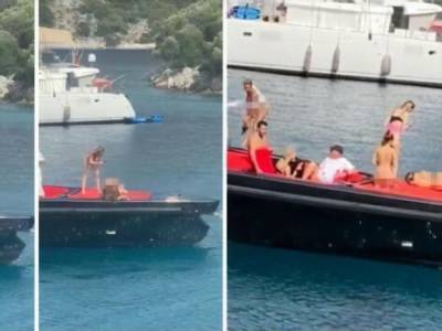 В Турции задержали украинок за обнаженную фотосессию на яхте