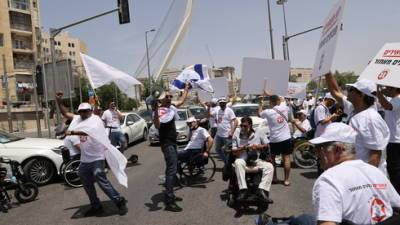 После попытки самосожжения: инвалиды ЦАХАЛа блокировали въезд в Иерусалим