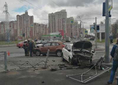 Пешеходов в Петербурге от ДТП спасло ограждение — видео