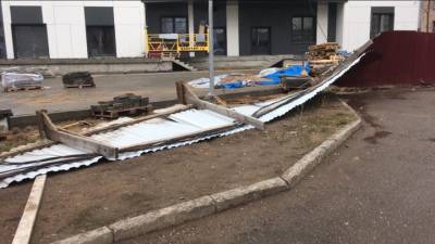 Поваленный ветром забор убил пенсионерку в Кирове