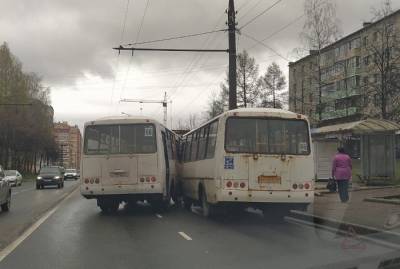 В Костроме автобусы не поделили остановку и устроили ДТП