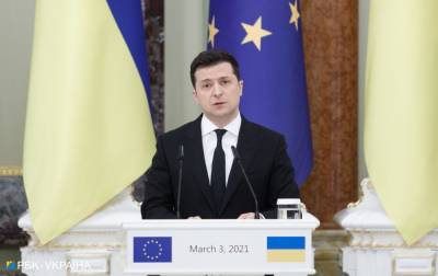 Зеленский: большинство украинцев должны привить от COVID до Дня независимости