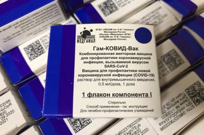 Большинство украинцев считает ошибкой отказ властей от российской вакцины против COVID-19