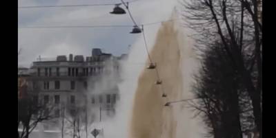 В Санкт-Петербурге на улице Труда произошел порыв трубы с горячей водой, поток кипятка поднялся на высоту жилого дома, видео - ТЕЛЕГРАФ