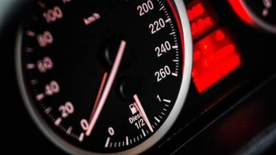Правительство РФ вновь обсуждает снижение нештрафуемого порога скорости