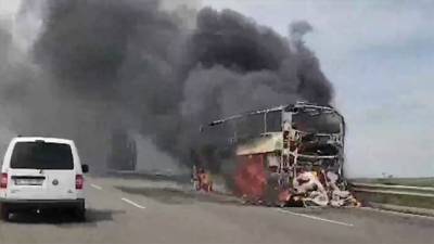 На трассе Одесса-Киев во время движения загорелся автобус с пассажирами: видео