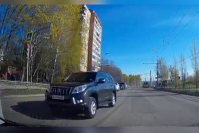 В Рязани водитель на Toyota Land Cruiser пролетел на «красный»