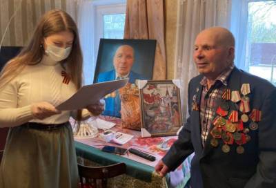 Подарили портрет и посадили грушу в память о жене: как в Гатчинском районе поздравили ветерана ВОВ