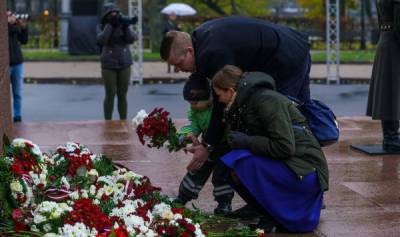 Без речей, но с цветами и полицией. Как Латвия отпраздновала День независимости