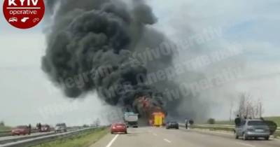 Все в черном дыму: в Одесской области на трассе горит двухэтажный пассажирский автобус (фото)