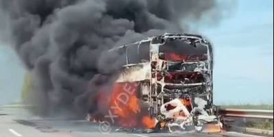 В сети показали видео горящего автобуса после ДТП под Знаменкой на трассе Одесса-Киев - видео - ТЕЛЕГРАФ