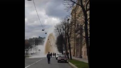В Адмиралтейском районе забил фонтан из кипятка