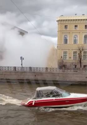 В центре Петербурга из-за прорыва вырвался огромный фонтан из под земли — видео