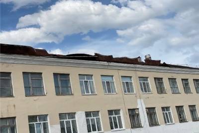 В Можге сильным ветром сорвало крышу со школы №9