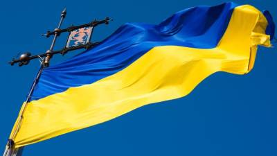 В Винницкой области мужчина вытер руки украинским флагом: за него взялась полиция