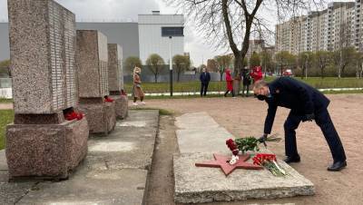 Беглов возложил цветы к мемориалу "Рубеж"