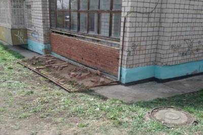 Балконная решетка упала на двух детей в Сарапуле