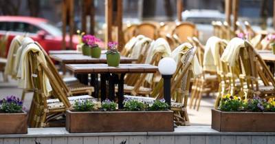 Рижские кафе смогут устанавливать типовые летние террасы без согласования со строительным управлением