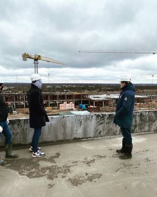 «Низкие темпы работ, нет рабочих»: председатель комитета по строительству посетил стройку в деревне Малое Карлино
