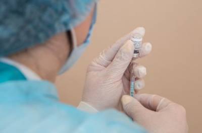 Зеленский рассчитывает к концу лета вакцинировать большинство украинцев, нуждающихся в COVID- прививке
