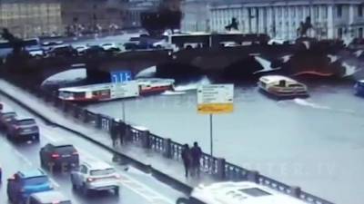 Опубликовано видео столкновения теплохода с Аничковым мостом