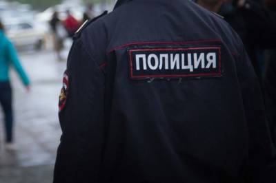 Участковый задержал вооруженного мужчину в торговом центре в Москве