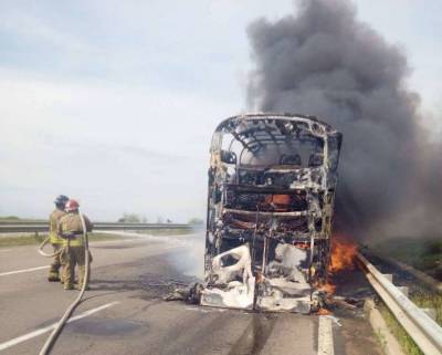 На трассе Киев – Одесса на ходу загорелся пассажирский автобус (ФОТО)