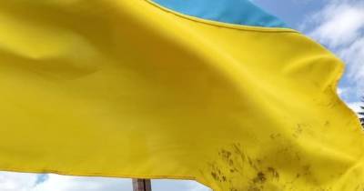 В Винницкой области ранее судимый мужчина надругался над флагом Украины и Мемориалом Славы (ФОТО)