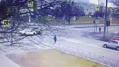 Момент ДТП на перекрестке Кондратьевского и Маршала Блюхера попал на видео