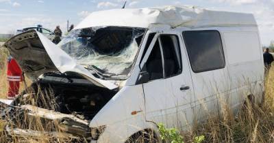На Прикарпатье бус слетел в кювет и дважды перевернулся: водитель скончался на месте ДТП (фото)