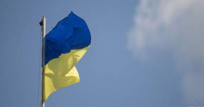 Вытер руки о флаг Украины: в Винницкой области ранее судимый поиздевался над государственным символом