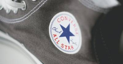 Компания Converse открыла онлайн-магазин на острове из мусора в Тихом океане (ВИДЕО)