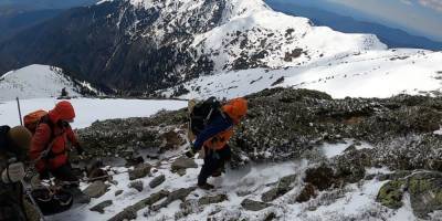 Туристы нашли тело мужчины в горах на Закарпатье
