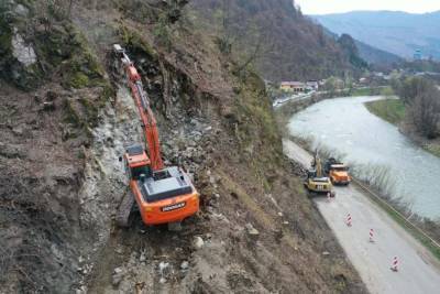 На Закарпатье разбирают скалу, чтобы расширить дорогу до 8 метров: фото