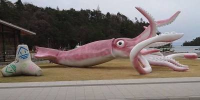 В Японии город потратил на статую кальмара деньги, которые должны были пойти на борьбу с коронавирусом - ТЕЛЕГРАФ