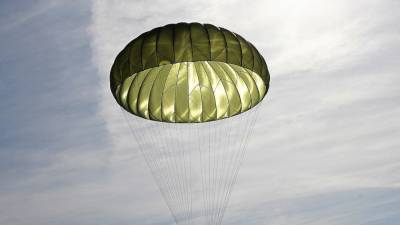 СК проверит обстоятельства неудачного прыжка парашютиста в Ленобласти