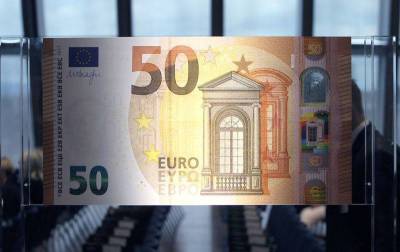 Доллар укрепляется относительно евро, дешевеет к иене и фунту