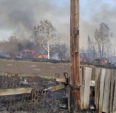 30 человек более часа тушили пожар на дачах под Кемеровом