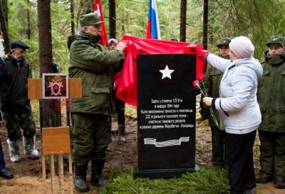 В деревне Гостилицы следователи установили памятник на месте безвестного захоронения 47 танкистов и пехотинцев