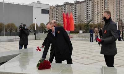 Александр Беглов возложил цветы к воинскому захоронению «Рубеж»