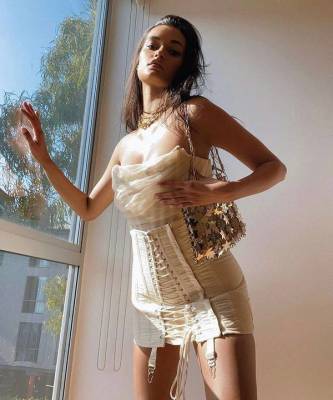 «Воздушный» корсет + очень соблазнительная юбка: сенсационный образ Жизель Оливейры, который стоит повторить на ближайшей вечеринке