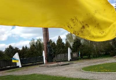 Мужчина вытер руки флагом Украины – теперь его хотят отправить за решетку