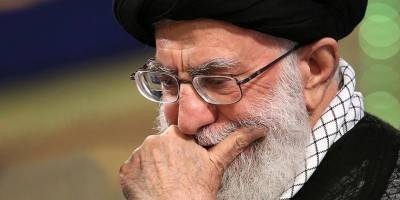 Хаменеи попросил в «Твиттере» «помолиться за него» – в комментариях объявились смелые шутники