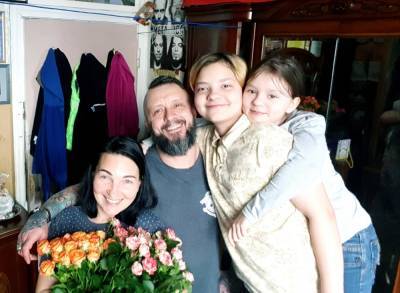 Дети тихо подходят, обнимают и молчат: щемящие детали возвращения Антоненко домой