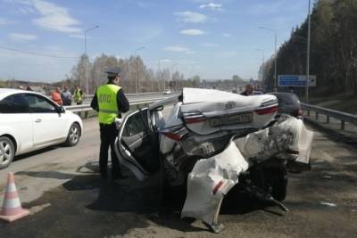В массовой аварии на выезде из Екатеринбурга пострадали трое