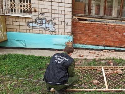 В Удмуртии на детей упала металлическая конструкция с балкона