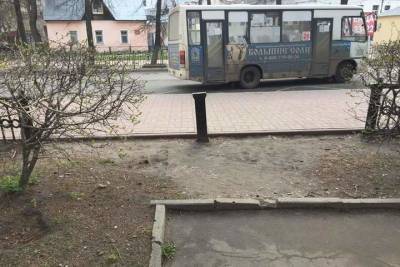Не прошло и года: в Ярославле мэрия починила забор ЯрГУ