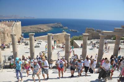 Туристические компании переносят майские туры в Грецию
