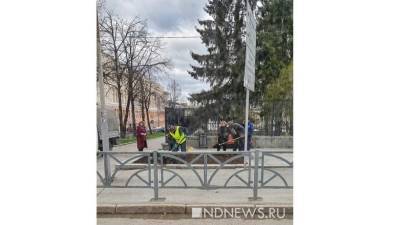 Жители Екатеринбурга случайно заметили, как «куйвашевскую» клумбу переделывают гастарбайтеры (ФОТО)
