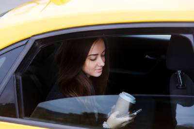 В Смоленске водитель такси позарился на телефон пассажирки